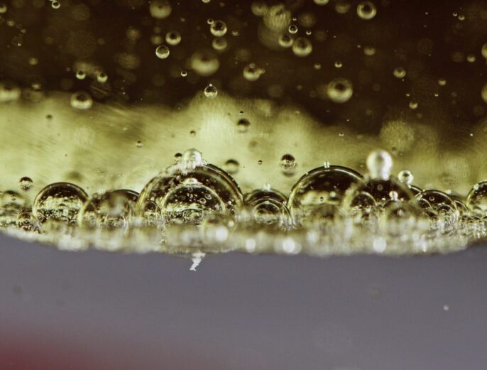 abstract-mesmerizing-liquid-oil-bubbles-moves-in-water-SBI-350810211 liquidgas
